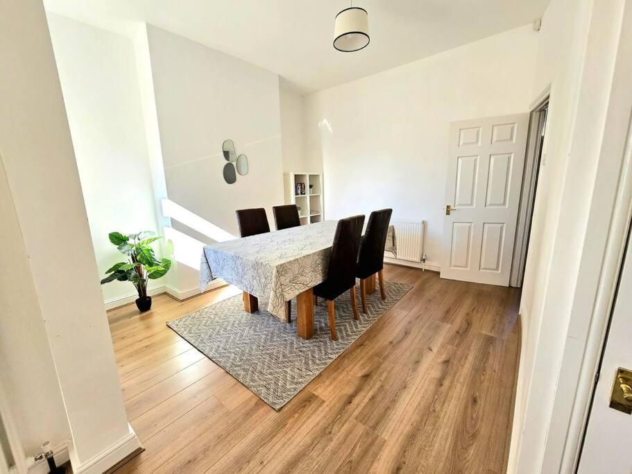 Entire House, Waterloo, Free Street Parking Villa Exterior photo